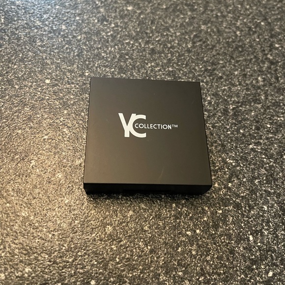 Glamglow Supermud, Fluid nail polish, VC Collection quad eyeshadow palette - Picture 3 of 9